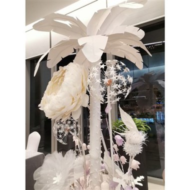 Pohon kelapa kertas besar